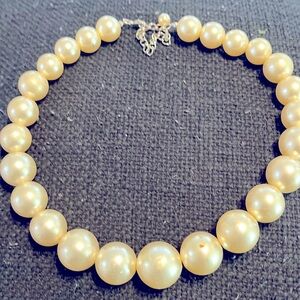 Pearl necklace graduated size 10 inches